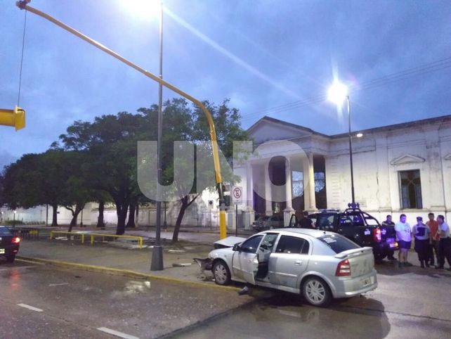 Chocó contra una columna frente al cementerio municipal y falleció