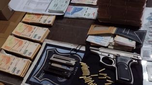 Cayó preso en su Mercedes Benz con casi dos millones de pesos y una pistola cargada