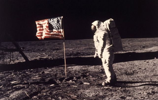 Caminando sobre la luna. Armstrong junto a la bandera estadounidense