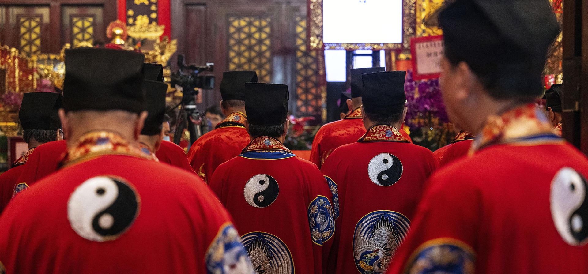 Sacerdotes taoístas en el templo Wong Tai Sin para dar la bienvenida al Año Nuevo Lunar de la Serpiente en Hong Kong, el martes 28 de enero de 2025. (Foto AP/Chan Long Hei) Sacerdotes taoístas en el templo Wong Tai Sin para dar la bienvenida al Año Nuevo Lunar de la Serpiente en Hong Kong, el martes 28 de enero de 2025. (Foto AP/Chan Long Hei)
