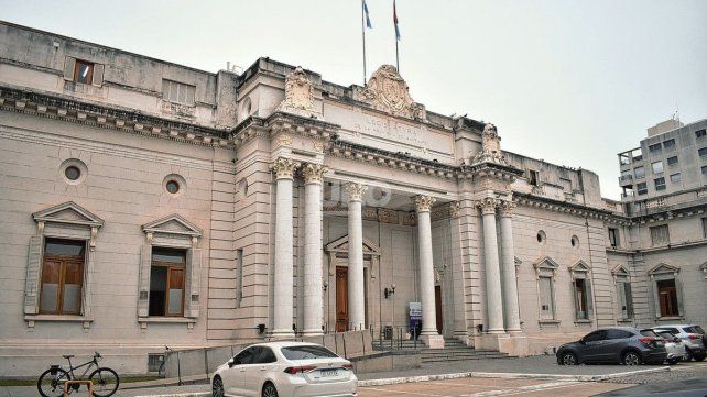 Se impondrá la prisión preventiva para los delincuentes que porten armas de fuego en la comisión de delitos. Se impondrá la prisión preventiva para los delincuentes que porten armas de fuego en la comisión de delitos.