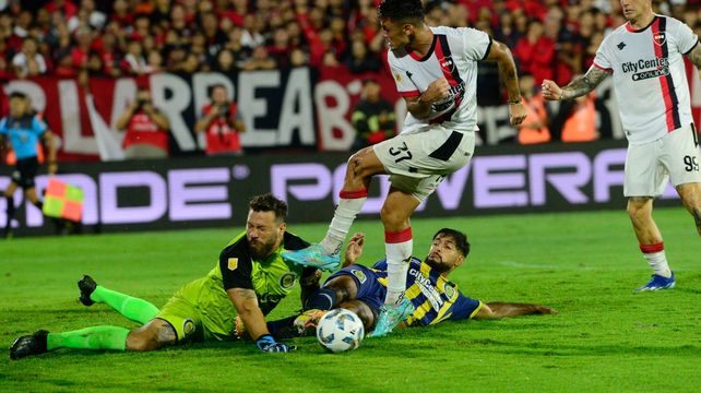 Puso el cuerpo. Broun se la juega ante Glavinovich y mantiene el arco en cero.