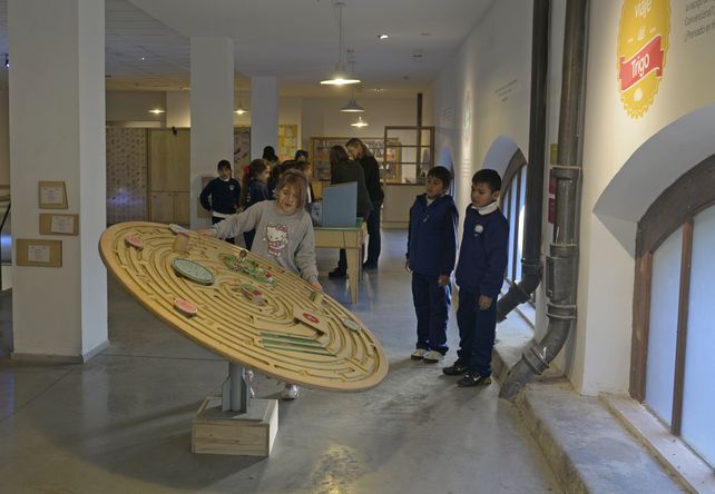 Los chicos son protagonistas en el museo.