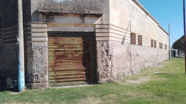 El edificio del cine y teatro Sol de Mayo se encuentra en ruinas.