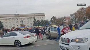 Residentes de Jersón se reunieron hoy viernes en la plaza céntrica de la ciudad para festejar la llegada de las tropas ucranianas.&nbsp;