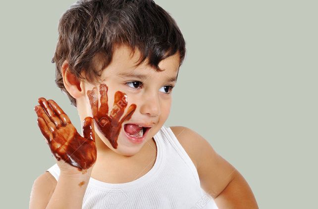 Un docente le untó la cara de dulce de leche a un chico como castigo por portarse mal