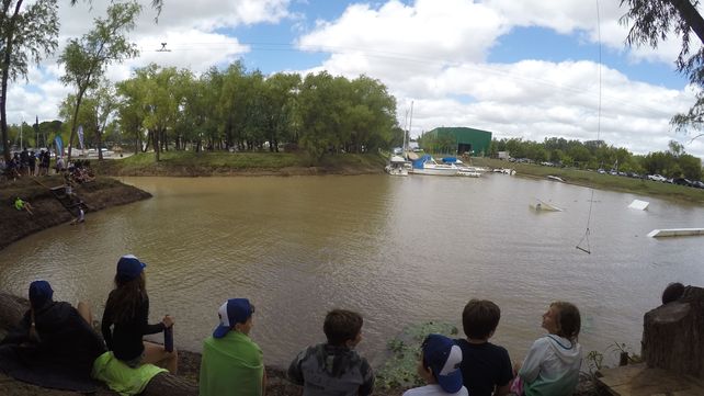 Chicas y chicos de la escuelita de Wakebaord siguiendo a los más grandes.&nbsp; 