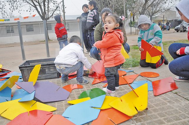 En El Patio. En Alsina al 8.800 los chicos se apropiaron de la calle para aprender y jugar con colores. Fue en el festejo de los tres años de la iniciativa provincial.