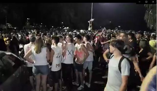 Se aglomeraron en la Costanera e inmediaciones para celebrar su Último Primer de Clases