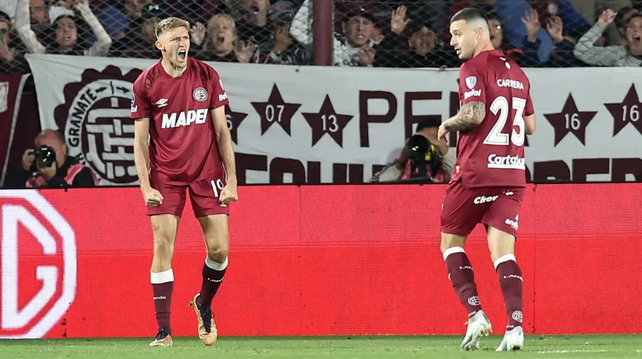 Rodrigo Castillo grita su gol y se suma al festejo Ramiro Carrera. Lanús venció en su estadio.