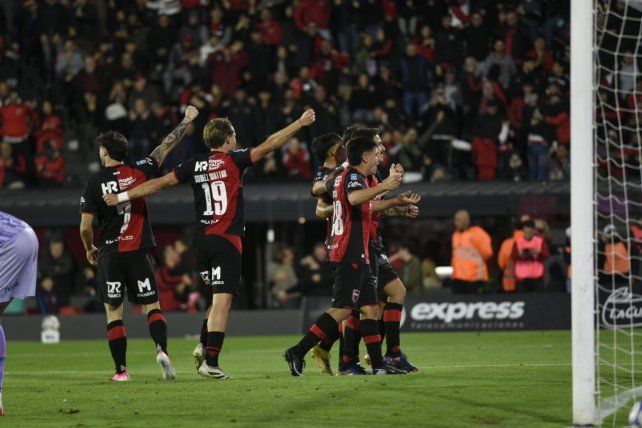 Los jugadores de Newells celebran tras el tanto de penal de Matías Cóccaro.