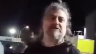 El guitarrista de la banda de punk fue echado de la formación tras la viralización del video.