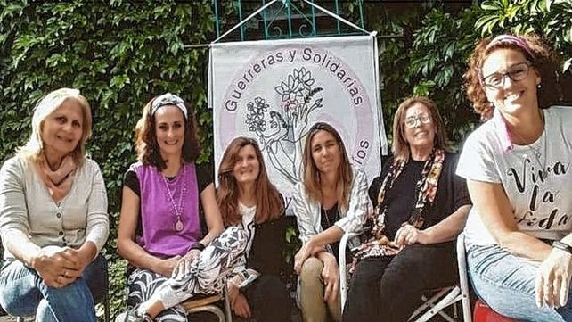 Identificadas. Patricia Zair (de violeta y vincha blanca) y Gisela Vega (con sus rulos y vincha rosa) invitan a sumarse a este servicio.