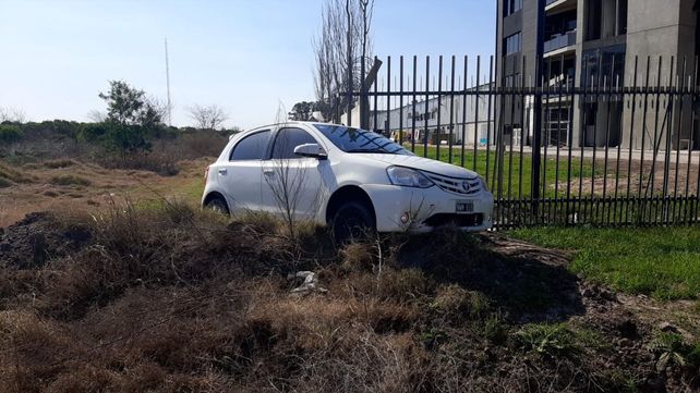 El Toyota cayó a un zanjón a la altura de calle Wilde y los delincuentes huyeron a pie.