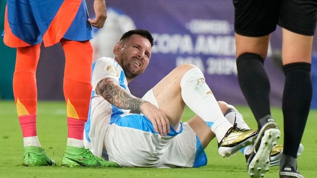 Lionel Messi en el piso. Se retiró lesionado y con llanto.