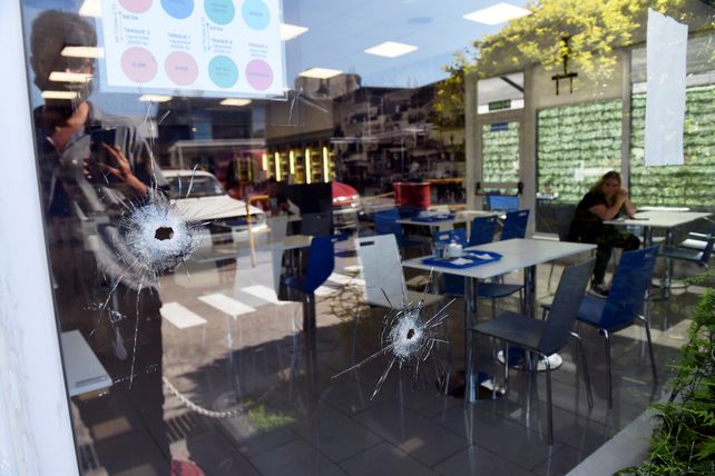 Una de las estaciones de servicio baleadas está ubicada frente a la Jefatura de policía de Ovidio Lagos al 5200.