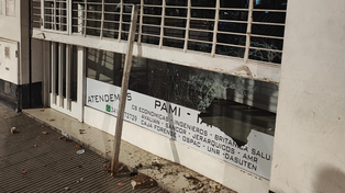Robo en Bella Vista. La óptica ubicada en Presidente Perón al 3700, con su frente violentado por los ladrones.&nbsp;