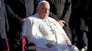 El papa Francisco sigue internado