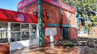 Los locales comerciales de la costanera están todos bajo agua por la creciente del río Uruguay,