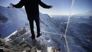 Chamonix Skywalk: mirá cómo es flotar seguro en los Alpes a 3.800 metros de altura