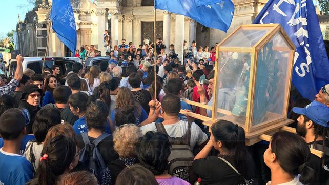 Una multitud ofreció una conmovedora despedida a Micaela García