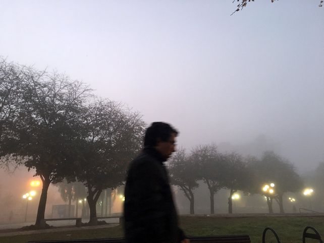 Niebla, frío y otra vez el agua, protagonistas del tiempo en Rosario y la región