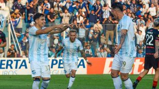 Festejo de Mateo Coronel tras el penal que le dio la primera diferencia a Atlético Tucumán sobre Estudiantes.