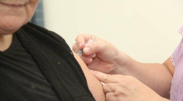 Preocupa la poca asistencia a la vacunación antigripal de los grupos con factores de riesgo. Preocupa la poca asistencia a la vacunación antigripal de los grupos con factores de riesgo.