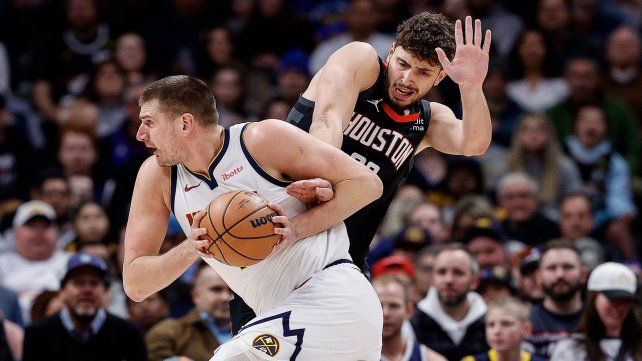 Denver venció a Houston con un triple-doble de Jokic y el regreso de Murray