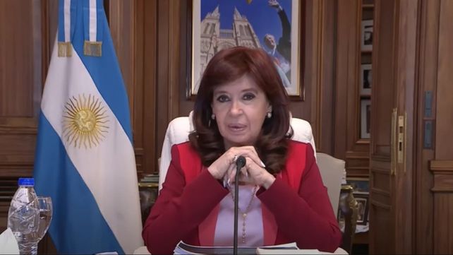 A Cristina la acusan de utilizar aviones de la flota presidencial para trasladar muebles a El Calafate.
