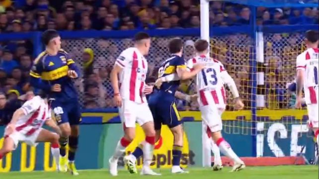 Se palpita el final de la jugada. El cabezazo de Di lollo va a la red