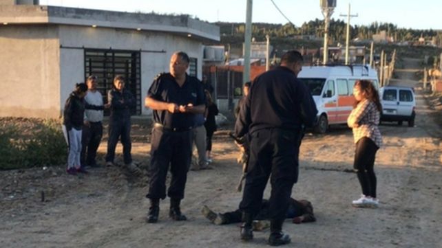 Demencial. Un grupo de entre 40 y 60 personas fue a buscar al hombre acusado de ser el padre de un violador