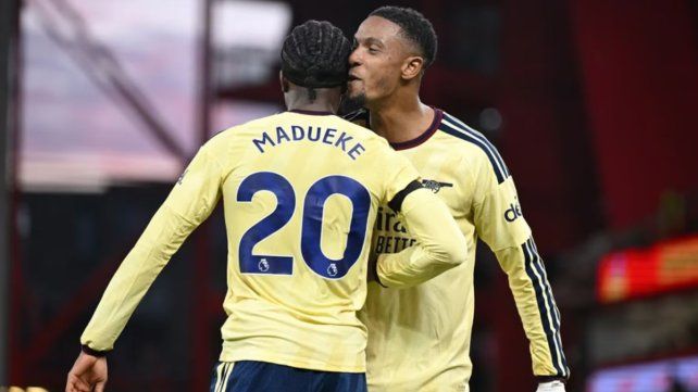 Arsenal venció a Nottingham Forest y se mantiene a tres puntos del City