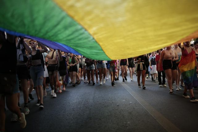 La bandera del orgullo, presente en la marcha en repudio a los dichos de Milei en Davos.