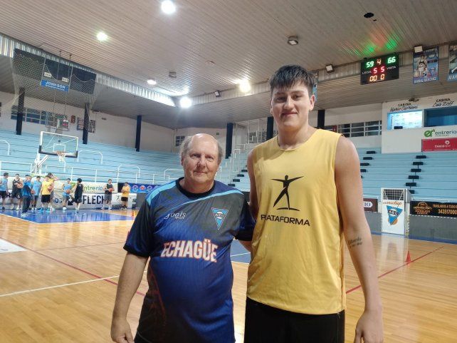 Nicolas Gil Paz junto al entrenador de Echagüe