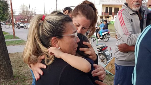 Cecilia abraza a su hijo luego del rescate de los vecinos de Carcarañá