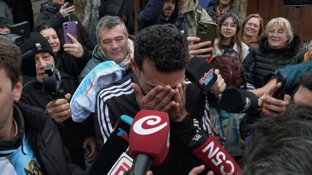 Seguiremos dando batalla: Lionel Scaloni a puro llanto en su llegada a Pujato.