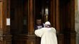 A la vista de los fieles, el Papa se confesó de rodillas