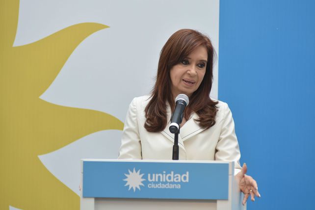 La expresidenta cargó contra el mandatario nacional por su citación a indagatoria.