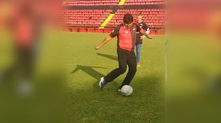 Evo se puso la camiseta de Colón y pateó penales en el estadio sabalero