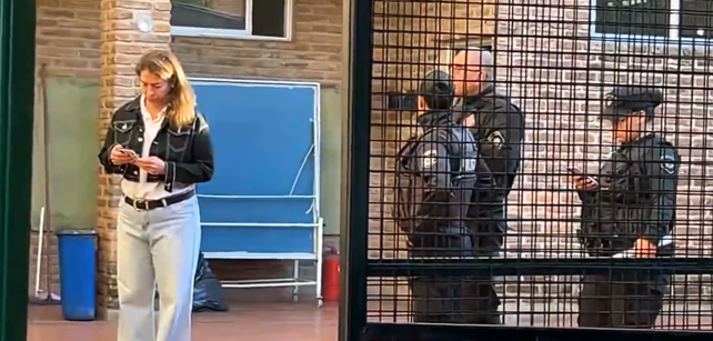 Personal policial junto a una de las autoridades de escuela El Buen Samaritano que sufrió un grave robo anoche