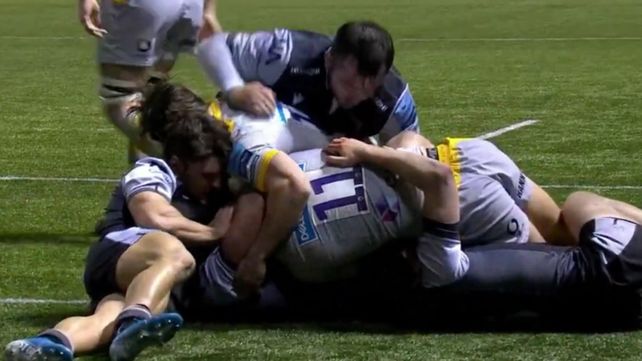 Carreras (izquierda) comete la infracción en el ingoal.