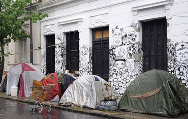 Los artistas callejeros acamparon a modo de protesta por la resolución judicial que los dejó en la calle luego de un año de ocuparla. (Foto: Celina Mutti Lovera)