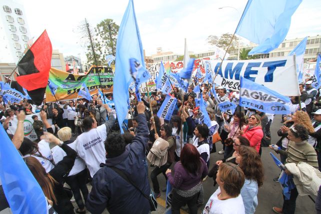 El gobierno provincial convocó a los gremios docentes a negociar salarios