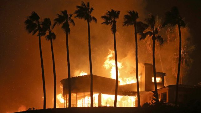 Miles de viviendas se encuentran en riesgo por los incendios en California