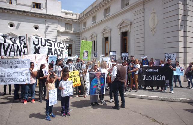 Decenas de personas esperaron en la explanada de la Legislatura los resultados de la reunión. Foto: José Busiemi.