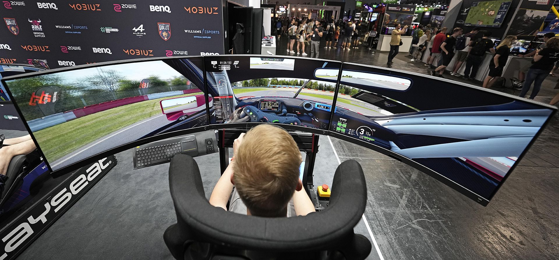 Un niño juega un videojuego de carreras Gamescom que por primara vez se realiza luego de la pandemia.