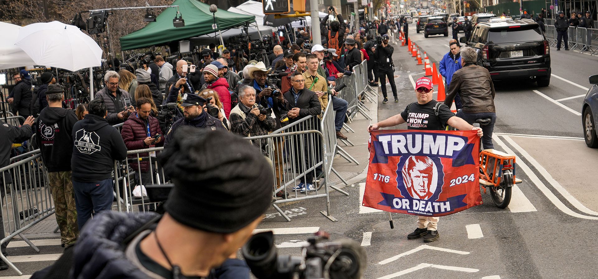 Partidarios del expresidente Donald Trump se reúnen frente a los medios de comunicación y espectadores frente al Tribunal Penal de Manhattan, el martes 4 de abril de 2023, en Nueva York. Se espera que Trump viaje a Nueva York para enfrentar cargos relacionados con pagos de dinero secreto. Trump enfrenta múltiples cargos de falsificación de registros comerciales, incluido al menos un delito grave, en la acusación presentada por un gran jurado de Manhattan. (Foto AP/John Minchillo)