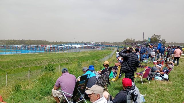 Una vista desde el talud a la altura del curvón. Familias enteras o grupos de amigos acamparon allí. De fondo