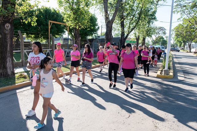 Timbúes se sumó al Octubre Rosa con caminata y mucho ritmo para concientizar sobre el cáncer de mama